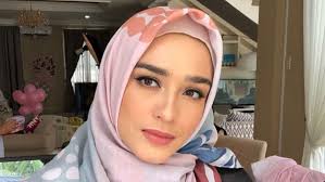 Cantiknya Yasmine Wildblood Berhijab, Bikin Mantan Terkesima?