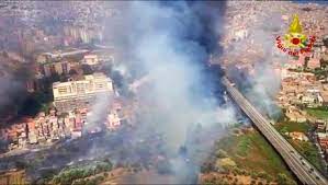 Le fiamme si sono levate altissime nella zona di contrada passione, dove è presente un'area boschiva, in contrada gucciardo, pezzi cugni e paraspola. V7erlpvadtgiim