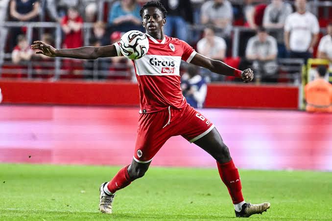 Sunderland complete €10m signing of midfielder Jules Ahoka from Royal  Antwerp - Sporticos