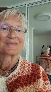 My Petra 🧡💜❤️, this summer's mystery group knit/knitalong by Wiola, a  Norwegian designer 🤗. Yarn from my stash, Rauma finull 👌🏽🤗