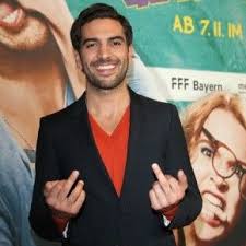 Zuletzt wurde er im august 2017 knutschend. Frauenschwarm Elyas M Barek Steht Unter Dem Pantoffel Seiner Freundin Elyas M Barek Elias M Barek Elyas