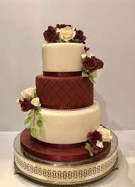 Maroon Gesteppte Mittelschicht Mit Zuckerrosen Momma And Daddy S 50th 50th Daddys Geste Burgundy Wedding Cake Romantic Wedding Cake Wedding Cakes Maroon