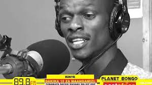Coyo rapa kutoka mwanza a akizitumia dakika zake 10 za maanganizi ndani ya planet bongo. Dakika 10 Za Maangamizi Coyo Planet Bongo Youtube Cute766
