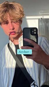 Wyglad Pogladowy Archera Rogersa Z Ksizki Ideal