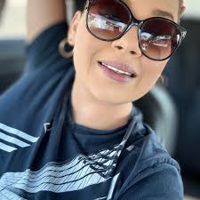 como hacen para que el perfume se quede oliendo cuando pasan por la calle?