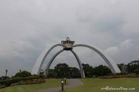 It was built as a continuation of the crown arch & laser fountain at the opposite end. Laman Mahkota Istana Bukit Serene Ahs Travelling