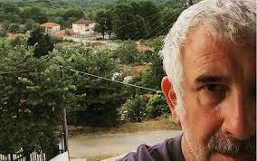 Ξεσπά και αποκαλύπτει τι τον ενοχλεί στους ανθρώπους (φωτο). Petros Filippidhs Giati To Poylaei To Spiti Feygei Apo Thn A8hna Poy Metakomizei