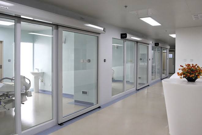 Lắp cửa kính kháng khuẩn: Giải pháp ngăn ngừa nhiễm khuẩn chéo trong các bệnh  viện
