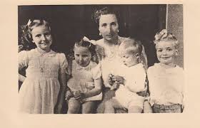 Maria De Las Mercedes De Borbon Y Orleans Mit Ihren Kindern Princess Victoria Photo Royalty