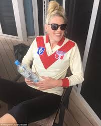 On the personal front she is not married and is yet to find a right husband. Lauren Jackson Announces She Is Pregnant With Her First Child Daily Mail Online