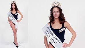 Silvia toffanin età 41 anni, è una nota conduttrice televisiva italiana che oggi torna in onda con la terza puntata del programma cult del sabato pomeriggio di la carriera di silvia toffanin inizia molto giovane con la partecipazione a miss italia nel 1997. Mara Carfagna A Miss Italia 1997 Dilei