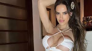 Hot al máximo: Adriana Barrientos deja la patá con osado bikinazo —  RadioActiva 92.5