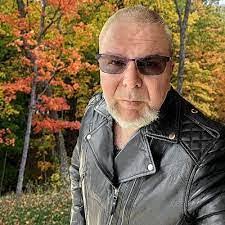 Larry Claycomb's Instagram, Twitter & Facebook