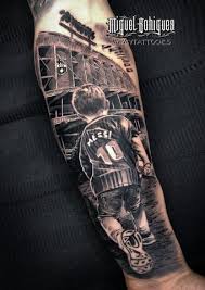 Es uno de los tres arcángeles reconocidos por la iglesia católica, así como por otras religiones como el judaísmo, el cristianismo y el islam. Futbol Tatuaje V Tattoo Tatuaje Realista Valencia Tatuajes Realismo En Valencia