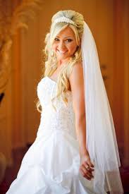 Blonde Offene Brautfrisur Mit Schleier Brautfrisur Brautfrisuren Mit Schleier Hochzeitsfrisuren