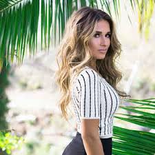 At age 15, after auditioning for and being rejected by most of the country labels in nashville, tennessee, decker began working with carla wallace of big yellow dog music.one of her songs attracted the attention of mercury records, which offered. Jessie James Decker Discography Discogs