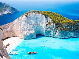 Su arena blanca y agua cristalina poco profunda la convierten en una de las más tranquilas, ideal para familias con niños. Las Playas Mas Bonitas De Grecia Viajes Pachon