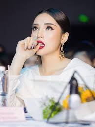 Mốt vẽ lông mày dài tận thái dương của Kỳ Duyên