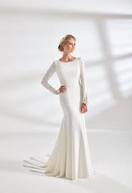 Il coprispalle in pizzo è molto romantico ed elegante. Abiti Da Sposa Eleganti