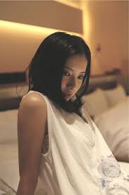 画像 写真 ベッドの上で思いつめた表情を見せる吉高由里子 吉高由里子uwaki マガジンハウス 3枚目 吉高由里子 決して親切ではない 浮気本 美容 かわいい髪型 美人コンテスト