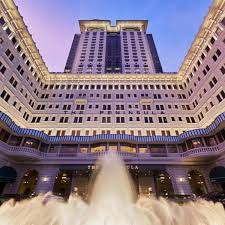 The Peninsula Hong Kong Opened In 1928 The Peninsula Hong Kong Offers 5 Star Service And Old World Charm On The Edge Of Victoria Harbour In T トラベル 屋内プール ペニンシュラ