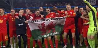 Is het niet een breed lachende gareth bale dan wel iemand die net even anders staat of gehurkt zit. Gareth Bale Windet Sich Die Spanische Presse Mit Golf Swing Pose In Der Real Madrid Team Foto Aktuelle Boulevard Nachrichten Und Fotogalerien Zu Stars Sternchen