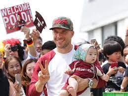 Lukas podolski besucht mit seiner familie einen tierpark in antalya (türkei). J1 League News Frenetischer Empfang Fur Podolski In Kobe