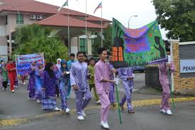 Dari kiri :en.david elih (bendahari so.kp/escort),puan asna masri (guru pk sk.pekan kp/escort),cik pelvlyen ripon (penyelia pdk kp/assistant coach),adik nurul azirah (atlet),adik nurfarah (atlet),adik jamiah (atlet). Smk Pekan Kuala Penyu Gigih Mencapai Kecemerlangan