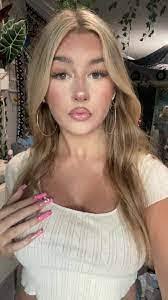 Kelly Kievit's Instagram, Twitter & Facebook