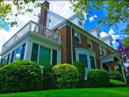 Tom Selleck S Character In Blue Bloods Police Commissioner Frank Reagan Lives In This Bay Ridge House Eagle Photos By Lore Architecture House House Styles
