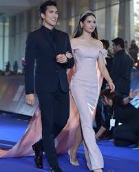 Yönetmen koltuğunda ise off pongpat var. The Story Behind The Rumors Of Nadech And Yaya Break Up Yaya Interview