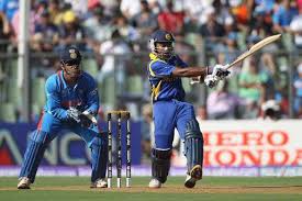 É quase impossível para qualquer um encontrar o vídeo completo da partida final da copa do mundo de críquete de 2011 entre a índia e o sri lanka, mas pude encontrar um vídeo dos destaques dessa partida no youtube. India V Sri Lanka Key Battles Cricbuzz Com