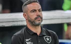 Diário de Torcedor | 🎙️ Artur Jorge, técnico do Botafogo sobre a arbitragem brasileira "Esperamos também que haja rigor, justiça, igualdade no tratamento. Que... | Instagram
