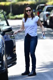 Jennifer garner and ben affleck are amazing coparents of their three kids, violet, seraphina and samuel. Jennifer Garner Stops By To Check On The Construction Of Her New House In Brentwood California