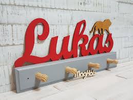 Kindergarderobe Garderobe Lukas Eine Individuelle Mit Viel Liebe Zum Detail Verarbeitete Kindergarderobe Aus Holz M Kindergarderobe Turschilder Dekoration