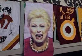 Il famoso scherzo telefonico del 1990 ai danni di sandra milo, che corse fuori dallo studio di l'amore è una cosa meravigliosa urlando il nome del figlio ciro, sarebbe partito da un ufficio di via del corso, a. Lo Striscione Che Deride La Madre Di Ciro Con L Immagine Di Sandra Milo Non E Sanzionabile Ilnapolista