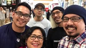 Jarang Terekspos, Ini 6 Potret Andy F. Noya Bersama Keluarga yang Harmonis