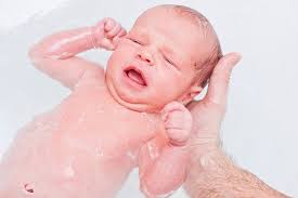 Namun dalam proses persalinan dimana mulai timbul kontraksi rahim dan kepala janin mulai turun dan memasuki rongga panggul, maka lilitan tali pusat menjadi semakin erat dan. Menilik Keuntungan Dan Risiko Water Birth Alodokter