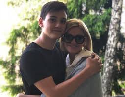 Эта счастливая, красивая женщина является матерью троих замечательных детей, а именно старшей дочери марины глазко, сыновей александра и андрея. Krasavec Syn Mihaila Kruga Vyros Kopiej Otca