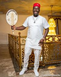 Obi cubana gets a diamond necklace worth over n40m / emoney, obi cubana & kcee dancing in emoney's mansion in anambra: Vlxav9rq628kbm