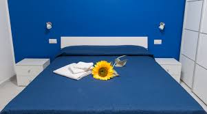 Letto bambino rialzato in pino bianco alto. Villa Milena Camera Blu Cobalto