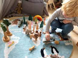 Auch runde spielteppiche und große teppiche fürs kinderzimmer können sie hier. Einmal Und Die Welt Unser Bio Kinderteppich Von Hans Natur Apfelbackchen Familienblog