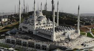Çamlıca mosque has six minarets which represent the six articles of islamic faith ().four of the six minarets feature three balconies that stand 107.1 metres high which is dedicated to the turk's victory of manzikert in 1071. Tarihci Kadir Misiroglu Son Yolculuguna Ugurlandi
