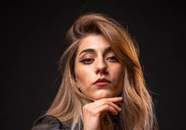 Dee Wolf's Instagram, Twitter & Facebook