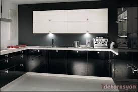 Gerek tasarımına gerekse markasına göre değişen dolap fiyatları arasından beğeninize bütçenize ve ihtiyacınıza göre seçim yapabilirsiniz. Siyah Beyaz Mutfak Dolabi Modelleri 1dekorasyon