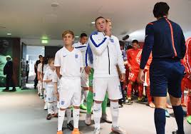 Trước đó, trong trận anh gặp scotland ở vòng bảng, bố con cựu cầu thủ david và romeo beckham cũng đã có mặt trên sân wembley để cổ vũ đội nhà. Romeo Beckham Leads Out England Team As Mascot In Match Against Switzerland Celebrity News Showbiz Tv Express Co Uk