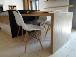La Table De Cuisine En Bois Clair Prolonge Un Amour De Maison Photo N 02 Domozoom Cuisine Bois Clair Cuisine Bois Amenagement Cuisine