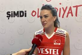 Eskişehir büyükşehir belediye başkanı yılmaz büyükerşen ile eskişehirli milli voleybolcu meryem boz, her gün binlerce misafirin ziyaret ettiği balmumu müzesi'nde bir araya geldi. Spor Meryem Boz Mac Mac Gidecegiz Zor Bir Gruptayiz Son Dakika Spor