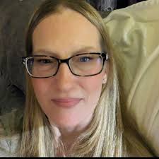 How sweet is this peach wreath that Coach Laurie Anne taught to our Wreath  of the Month Club members, y'all?! It's so fun to think outside of the box  with your fruits