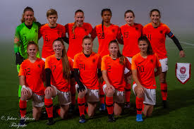 De oranje leeuwinnen, het nederlands vrouwen voetbalelftal, spelen deze wedstrijden. Oranje O17 Vrouwenvoetbalnederland